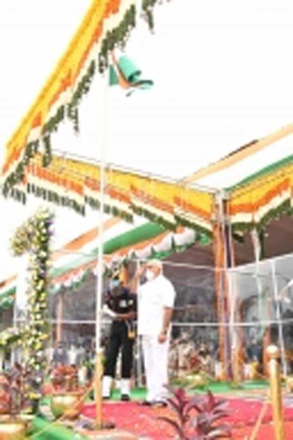 येदियुरप्पा ने बेंगलुरू में तिरंगा फहराया